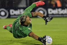 Keylor Navas decidió no atajar ante Banfield y presiona para salir de Newells a Pumas de México.