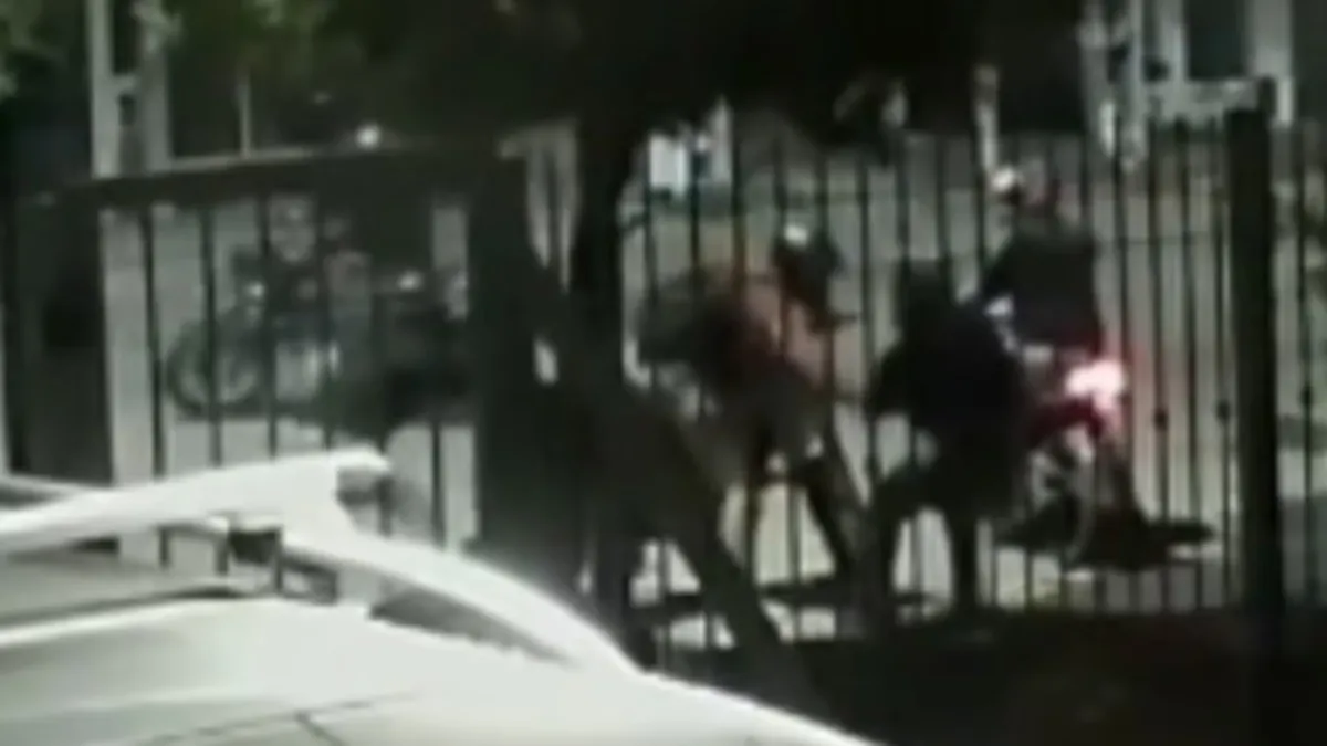 Video: una horda de motochorros la golpeó y arrastró para robarle la moto en Córdoba