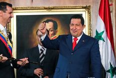 En 2010, cuando Bashar al Asad visitó Caracas, Hugo Chávez le obsequió una réplica de la espada del Libertador Simón Bolívar. Foto: PRENSA PRESIDENCIAL DE VENEZUELA