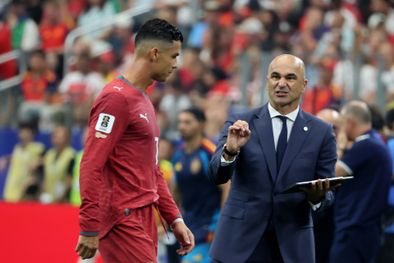 MDZol | El seleccionador de Portugal Roberto Martínez (d) habla con Cristiano Ronaldo