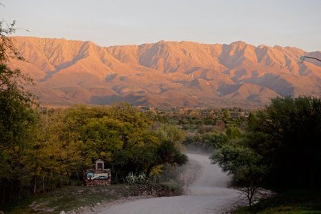 Las Calles es un pueblo cordobés rodeado de sierras y caminos rurales en pleno valle de Traslasierra. Las Calles es un pueblo cordobés rodeado de sierras y caminos rurales en pleno valle de Traslasierra.