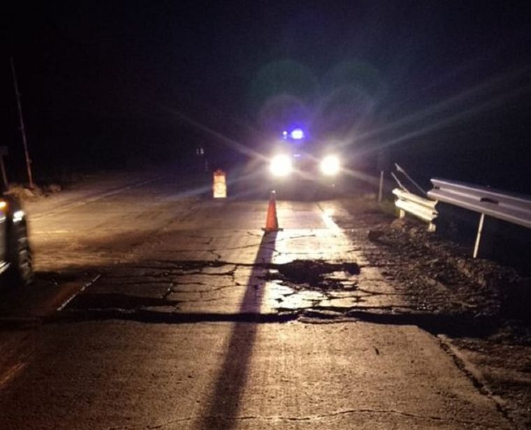 El puente sobre el arroyo Los Puquios presenta daños y obligó a realizar un desvío preventivo. El puente sobre el arroyo Los Puquios presenta daños y obligó a realizar un desvío preventivo.