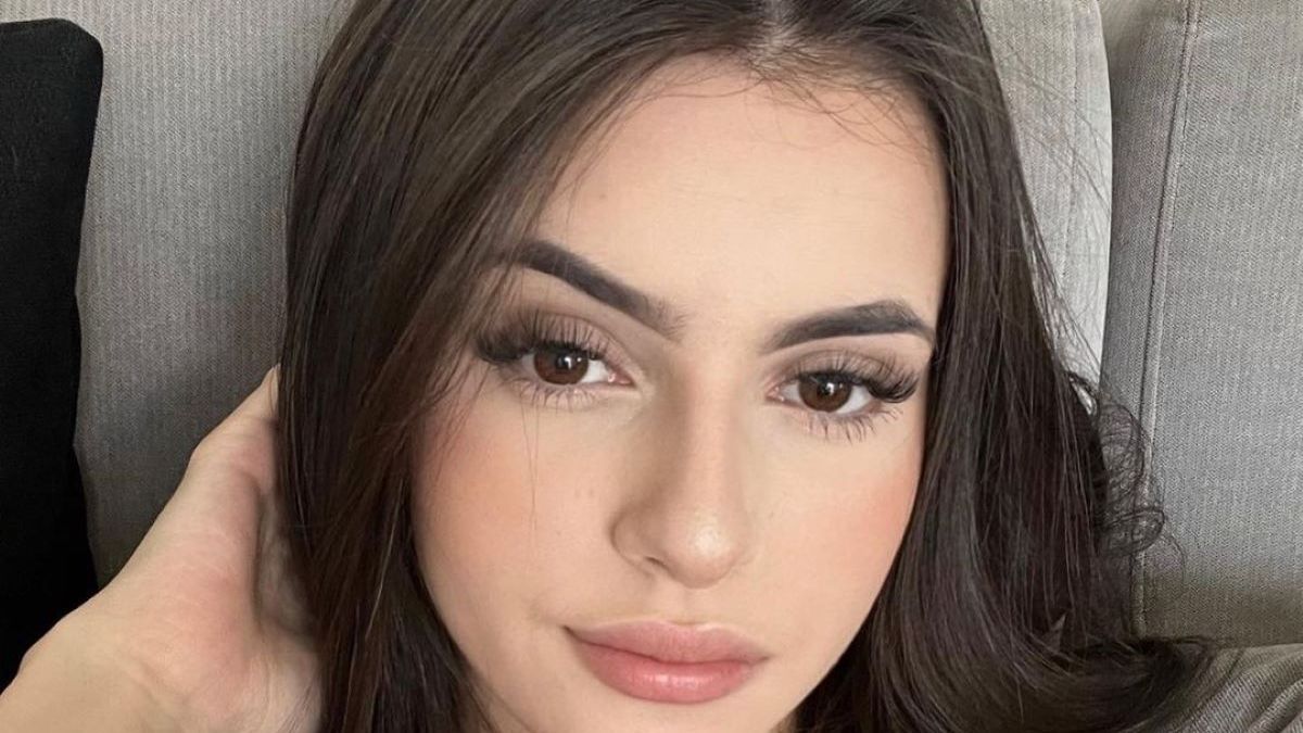 Luciendo lencería, la modelo colombiana Karina Restrepo deja poco a la