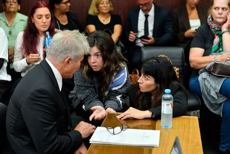 Dalma y Gianinna Maradona junto al abogado Fernando Burlando en el juicio por la muerte de Diego. Dalma y Gianinna Maradona junto al abogado Fernando Burlando en el juicio por la muerte de Diego.