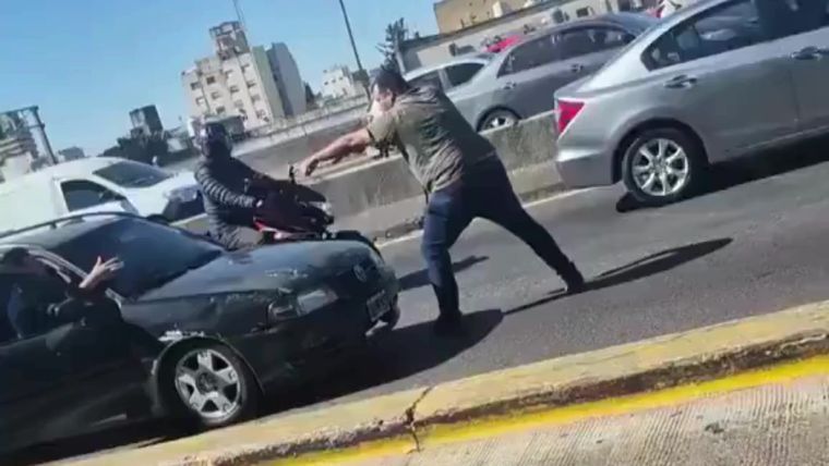 El policía federal discutió con un conductor, se bajó del auto y lo amenazó con un arma en plena General Paz.