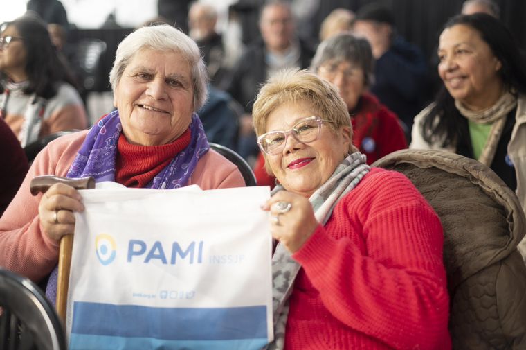 Entre recortes, demoras y prestadores al límite, el PAMI expone fallas estructurales. Entre recortes, demoras y prestadores al límite, el PAMI expone fallas estructurales.