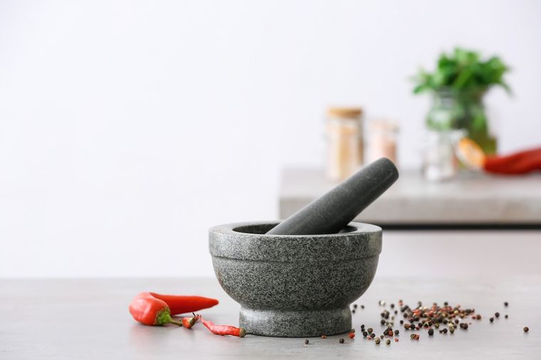 Mortero El utensilio de cocina es muy popular para aplastar alimentos Foto: SHUTTERSTOCK