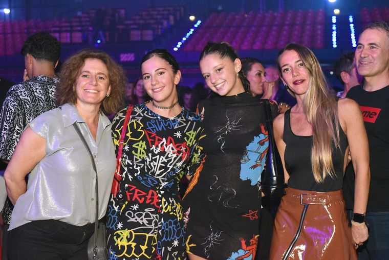 María, Mora, Lola y Eve muy cancheras después del show. María, Mora, Lola y Eve muy cancheras después del show.
