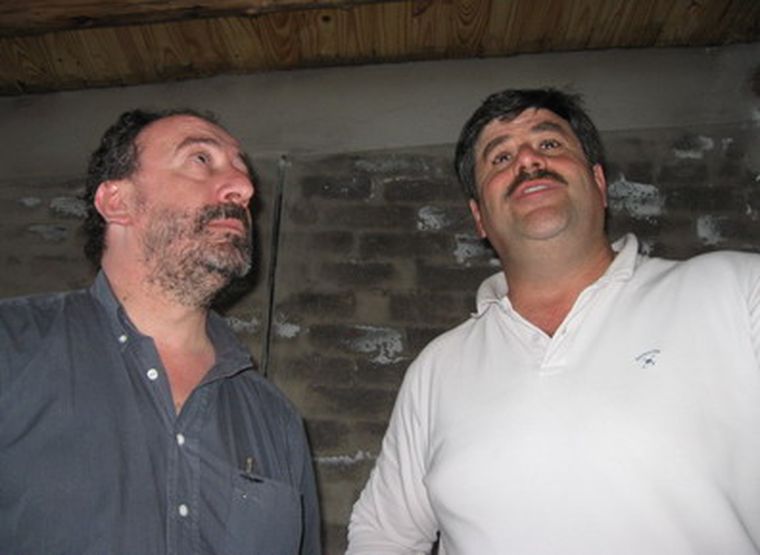 Pico y Abed aprecian el techo de machimbre de la casa de emergencia. Foto: Carlos Fernández/MDZ