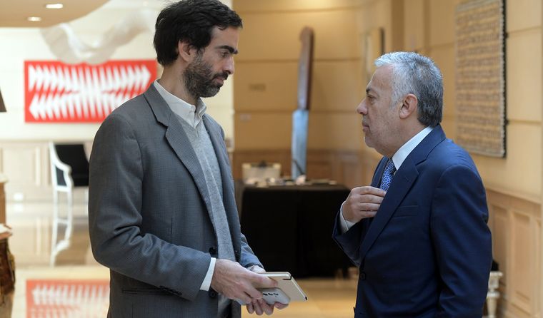 El Gobierno provincial logró colocar dos títulos de deuda en pesos para hacer frente al pago de amortizaciones en dólares. El Gobierno provincial logró colocar dos títulos de deuda en pesos para hacer frente al pago de amortizaciones en dólares.