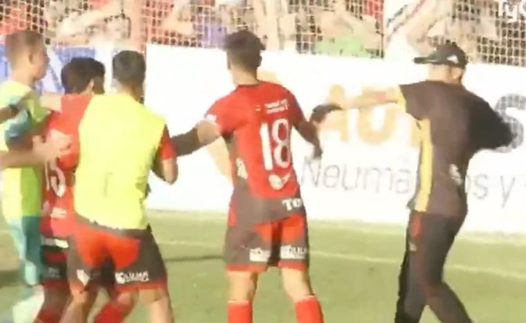Jugadores de Maipú, a las piñas con sus hinchas. 