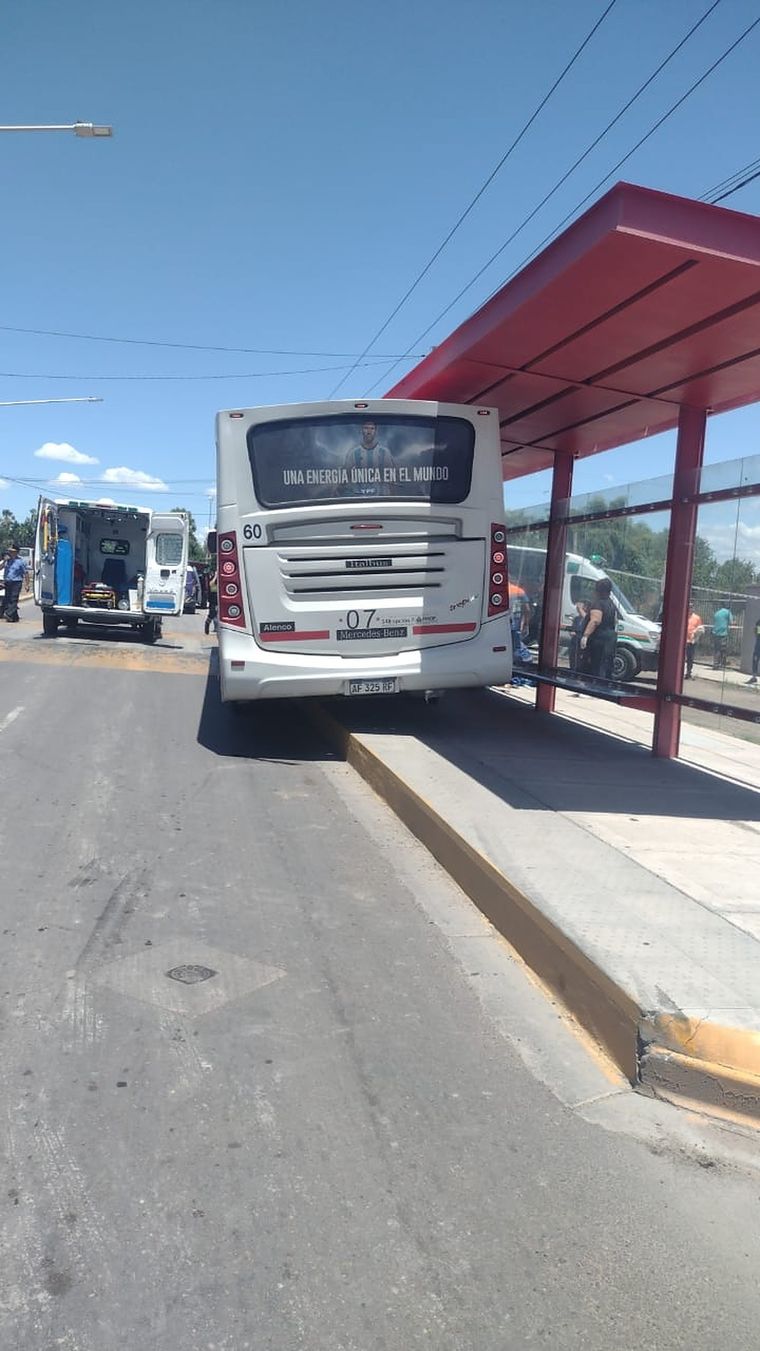 Así quedó el colectivo tras atropellar a un grupo de personas