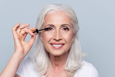El corrector disimula las ojeras en las mujeres mayores de 50 años y puede ser un gran aliado para cubrir el color oscuro de las bolsas y ojeras o imperfecciones. Foto: Sixty and me