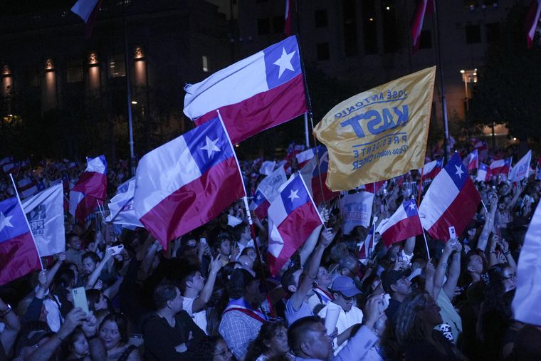 Simpatizantes del presidente de Chile, José Antonio Kast, agitan banderas previo a su discurso este miércoles. Simpatizantes del presidente de Chile, José Antonio Kast, agitan banderas previo a su discurso este miércoles.