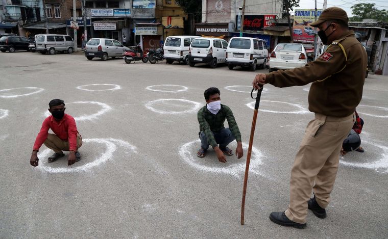 India aplica métodos particulares para sancionar a los que violan la cuarentena