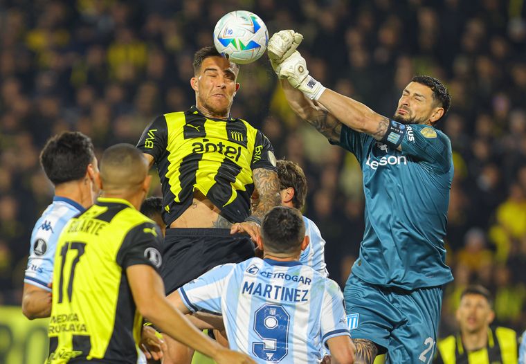 Racing perdió contra Peñarol en el Campeón del Siglo.