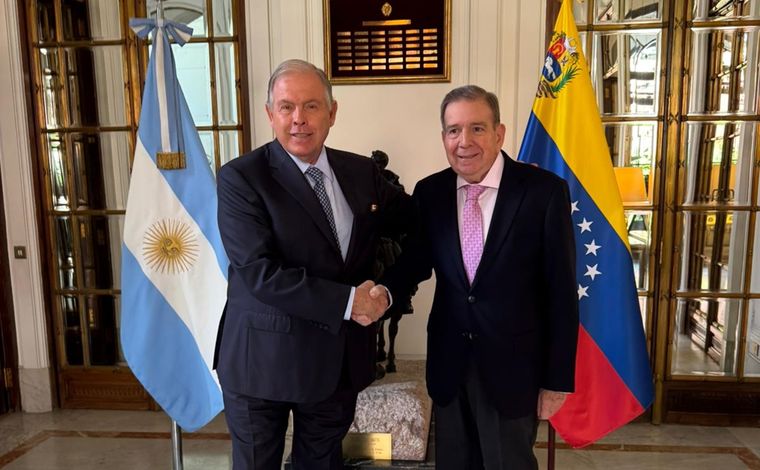 Edmundo González Urrutia junto al canciller Gerardo Werthein.