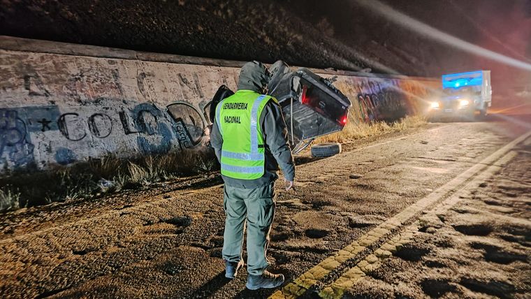 Gendarmería trabaja en al zona donde volcó la camioneta. Gendarmería trabaja en al zona donde volcó la camioneta. 