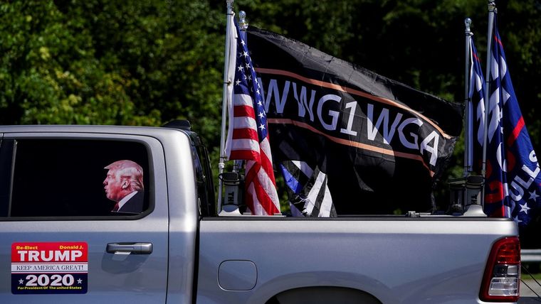 Una camioneta con banderas pro-Trump y una bandera con el eslogan WWG1WGA de QAnon en Adairsville (EE.UU)., el 5 de septiembre de 2020. Foto: RT