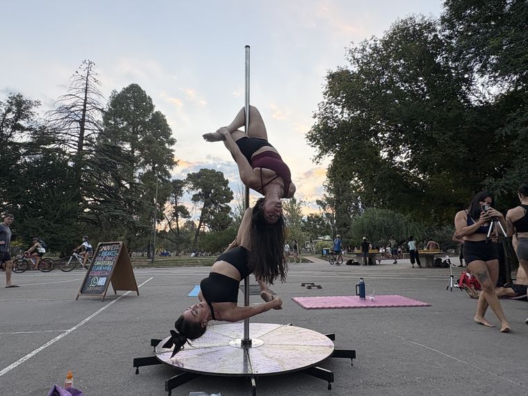 El pole dance deportivo se consolida como una disciplina de bienestar físico integral apta para hombres, mujeres y niños. El pole dance deportivo se consolida como una disciplina de bienestar físico integral apta para hombres, mujeres y niños.