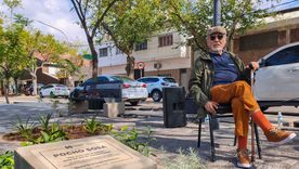Pocho Sosa, visiblemente conmovido, descubre la placa que inmortaliza su nombre en la plazoleta de la Cuarta Sección. / Prensa Ciudad Pocho Sosa, visiblemente conmovido, descubre la placa que inmortaliza su nombre en la plazoleta de la Cuarta Sección. / Prensa Ciudad