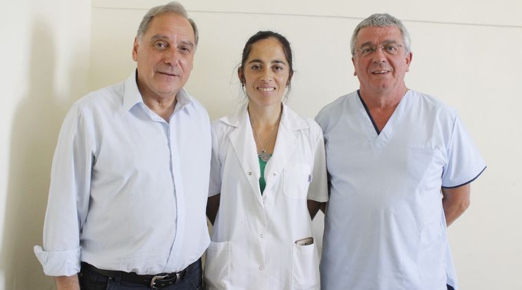 Abel Freidemberg (izquierda) con las nuevas autoridades del Schestakow: Virginia Bravo, subdirectora asistencial, y José Emilio Muñoz, director ejecutivo. Foto: Gobierno de Mendoza