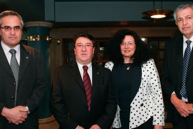 MDZol | Osvaldo Yerfino, Miguel Navarro y Susana Hemsy durante el acto por el 62º aniversario del Consejo Profesional de Ciencias Económicas. Foto: Gentileza