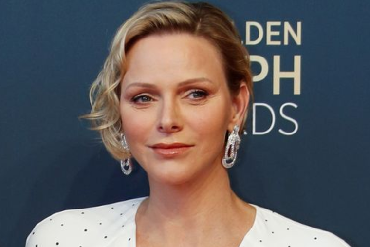 Charlène de Mónaco y su look con efecto óptico que homenajeó al chic francés.