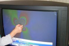 por que la pantalla distorsiona cuando se le acerca un iman