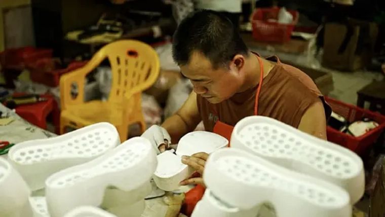 La BBC visitó un taller en un pueblo de Guangzhou que producía productos para EE.UU. Foto: BBC