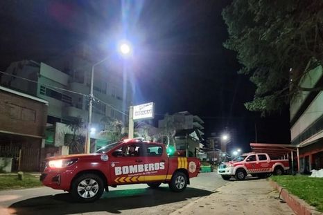 Bomberos Voluntarios trabajan en el lugar del derrumbe en Villa Gesell Foto: NA