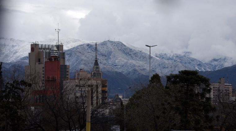 La precordillera nevada desde la Ciudad de Mendoza. Foto: ALF PONCE MERCADO / MDZ