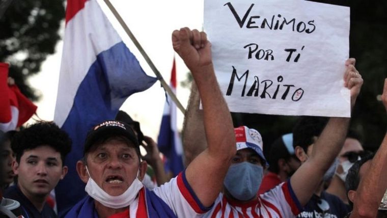 Venimos por ti, Marito, dice una pancarta en medio de las protestas en Paraguay contra la gestión del presidente Mario Abdo Benítez. Foto: GETTY IMAGES