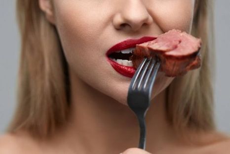 Los humanos comen carne desde hace milenios pero en los últimos años existen cuestionamientos a esa alimentación.