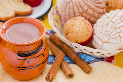 MDZol | La receta de atole de chocolate tiene raíces prehispánicas, cuando los pueblos originarios mezclaban cacao con maíz y agua para crear una bebida sagrada ofrecida a los dioses.