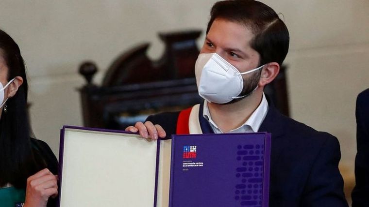 El presidente Gabriel Boric recibió este lunes un ejemplar de la nueva Constitución propuesta Foto: GETTY IMAGES