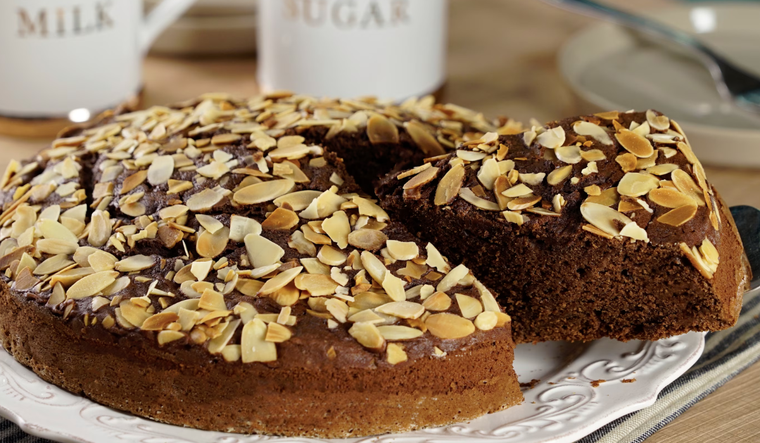 Admira este delicioso bizcocho de chocolate con almendras, perfecto para compartir con tus seres queridos