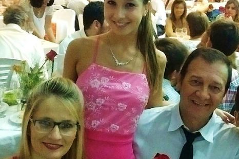 Nahir Galarza junto a sus padres, hace varios años