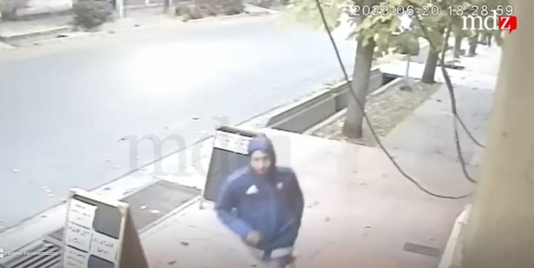 El agresor salió corriendo luego de golpear, en dos segundos, a Janina Ortiz. Foto: MDZ