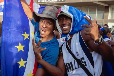 La bandera de Cabo Verde, adoptada en 1992, muestra franjas azules, blancas y rojas que simbolizan el océano, la paz y el esfuerzo nacional. El círculo de diez estrellas representa las islas principales y su unidad como nación. La bandera de Cabo Verde, adoptada en 1992, muestra franjas azules, blancas y rojas que simbolizan el océano, la paz y el esfuerzo nacional. El círculo de diez estrellas representa las islas principales y su unidad como nación.