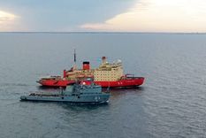 Rompehielos ARA Almirante Irizar junto al Aviso ARA Puerto Argentino, en pruebas de máquinas Foto: Armada Argentina