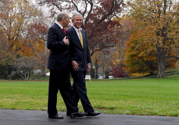 El primer ministro israelí, Ehud Olmert con el presidente de Estados Unidos, George W. Bush, caminando por los jardines de la Casa Blanca en Washington Foto: EFE