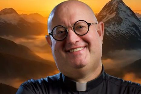 El Padre Guilherme Peixoto fusiona la música electrónica con mensajes de fe. / Entradaweb El Padre Guilherme Peixoto fusiona la música electrónica con mensajes de fe. / Entradaweb