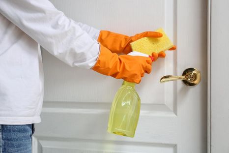 El vinagre devuelve el brillo y ayuda a desinfectar las manijas, sin dejar residuos químicos. .Foto: Shutterstock
