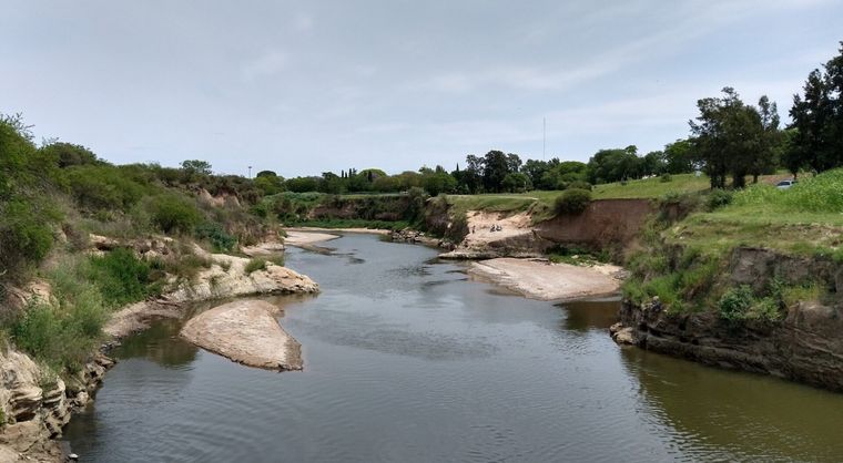El joven se tiró al arroyo porque tenía calor, pero se ahogó y murió