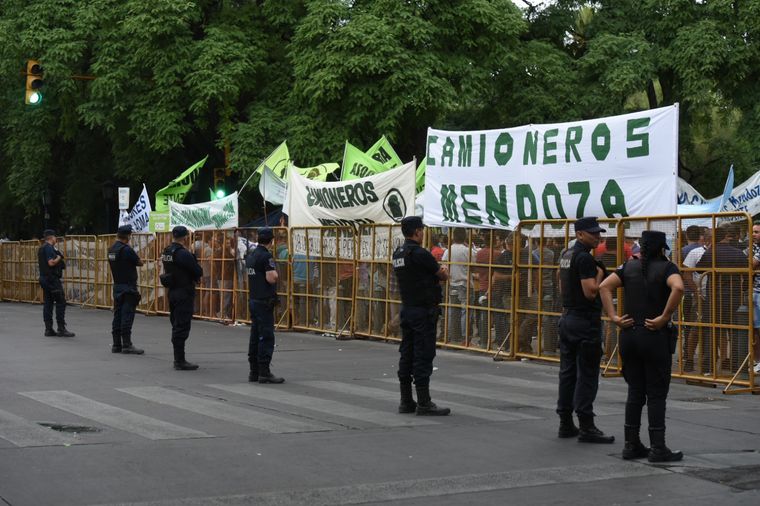 Los manifestantes se apostaron en Plaza Independencia. Pachy Reynoso/MDZ