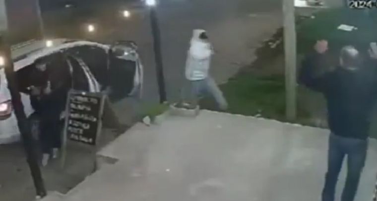 Las cámaras de seguridad capturaron toda la secuencia del ataque Foto: captura video