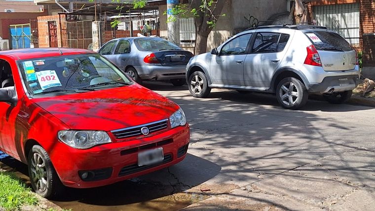 Los autos estacionados esperan el regreso de los votantes. Foto: MDZ