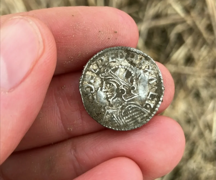 El tesoro descubierto en Noruega reúne más de 3.000 monedas de plata y ya es considerado el mayor hallazgo monetario de la era vikinga en el país. El tesoro descubierto en Noruega reúne más de 3.000 monedas de plata y ya es considerado el mayor hallazgo monetario de la era vikinga en el país. 