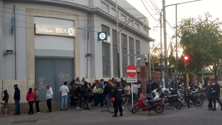 El Banco Nación de Villa Nueva, en Guaymallén, fue uno de los más concurridos en la mañana de este viernes